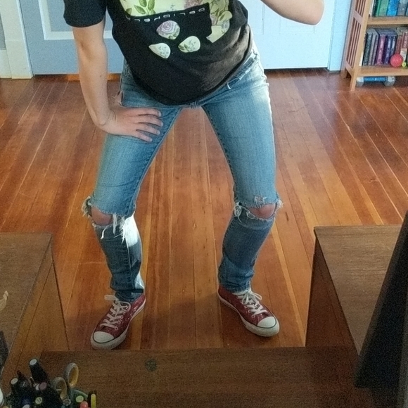 AE Distressed Low-Waisted Jeans - Picture 3 of 6